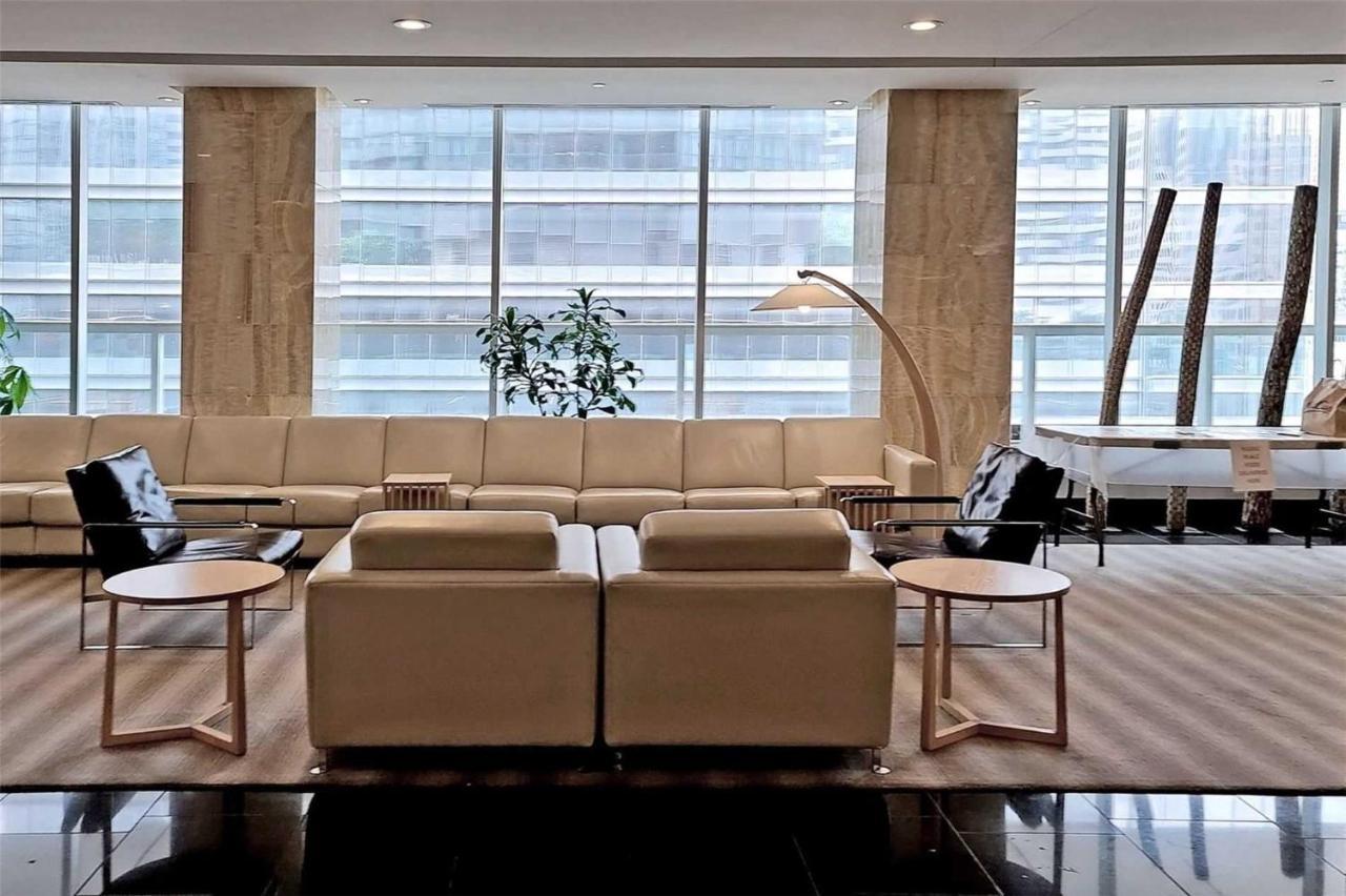 Newly Renovated Cozy Condo/Union Station Toronto Buitenkant foto